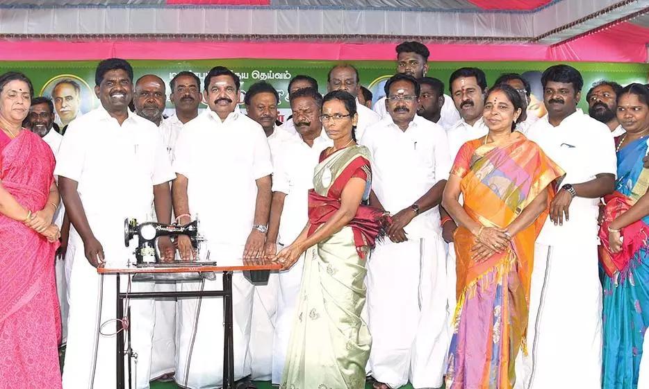 மக்கள் நலத்திட்டங்களில் மு.க.ஸ்டாலின் அக்கறை காட்ட வேண்டும் -எடப்பாடி பழனிசாமி மக்கள் நலத்திட்டங்களில் மு.க.ஸ்டாலின் அக்கறை காட்ட வேண்டும் -எடப்பாடி பழனிசாமி