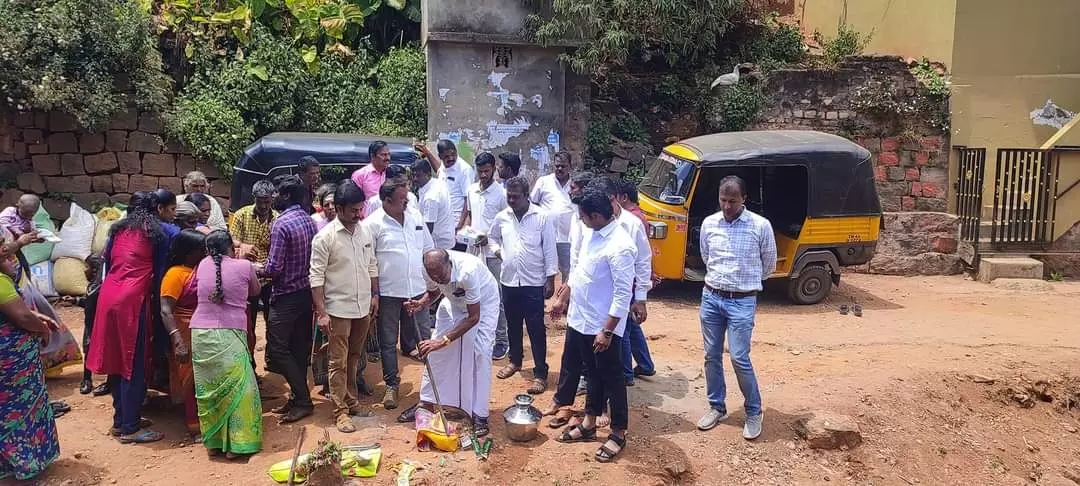 குன்னூர் 12-வது வார்டில் தடுப்பு சுவர்-கழிவுநீர் கால்வாய் அமைக்கும் பணிக்கு பூமி பூஜை குன்னூர் 12-வது வார்டில் தடுப்பு சுவர்-கழிவுநீர் கால்வாய் அமைக்கும் பணிக்கு பூமி பூஜை