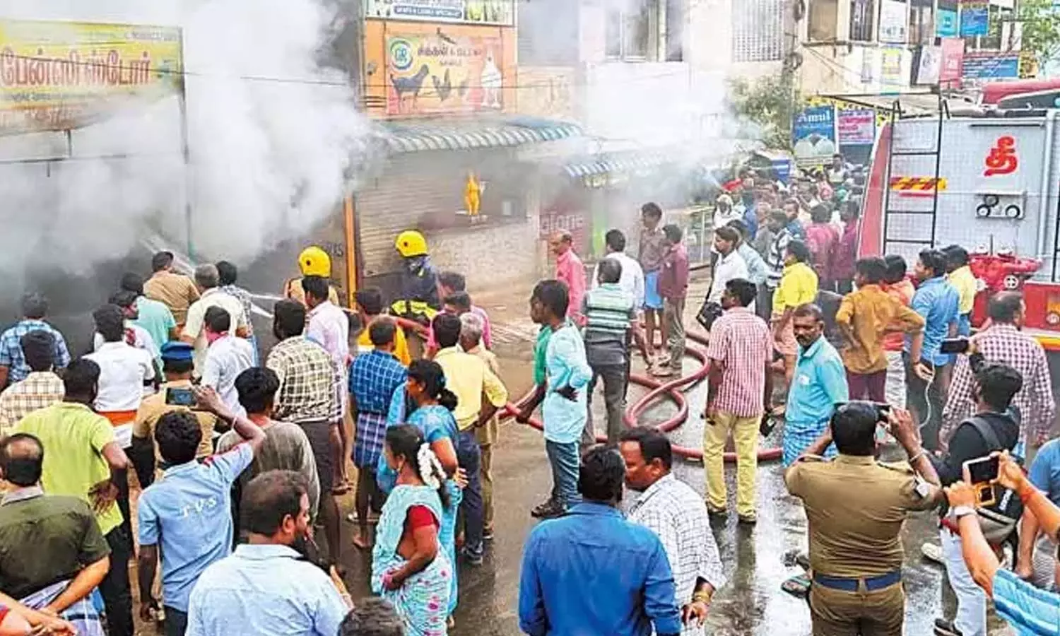 பொன்னேரியில் மோட்டார் சைக்கிள் பழுதுநீக்கும் கடையில் தீ விபத்து - தீயணைப்பு வீரர்கள் போராடி அணைத்தனர்