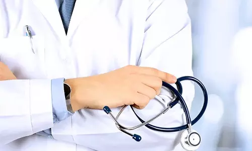 மதுரை அரசு ஆஸ்பத்திரியில் நோயாளி வெளியேற்றப்பட்ட விவகாரம்: 2 டாக்டர்கள்-நர்சு உள்பட 4 பேர் இடமாற்றம்