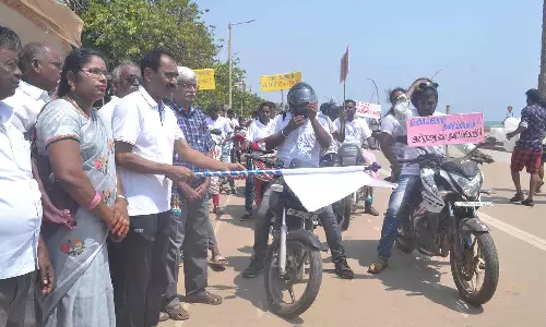 மாணவர்கள் மோட்டார் சைக்கிள் பேரணி-ஐ.ஜி. சந்திரன் தொடங்கி வைத்தார்