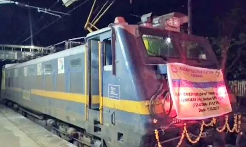 நெல்லை - தென்காசி இடையே மின்சார ரெயில் என்ஜின் இயக்கி சோதனை ஓட்டம் - பாவூர்சத்திரத்தில் ஆர்வமுடன் பார்த்து ரசித்த ரெயில் பயணிகள்