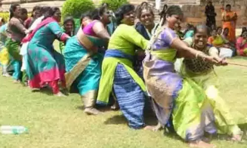 சுற்றுலா சென்ற பெண் போலீசார்