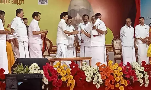 முதலமைச்சர் மு.க.ஸ்டாலின் முன்னிலையில் சாமளாபுரம் பேரூராட்சி தலைவர் தி.மு.க.வில் இணைந்தார்