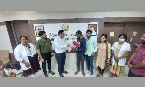 மனநலம் பாதிக்கப்பட்ட பீகார் என்ஜினீயரிங் மாணவர் மீட்கப்பட்டு உறவினர்களிடம் ஒப்படைப்பு- கலெக்டர் பூங்கொத்து கொடுத்து வழியனுப்பி வைத்தார்