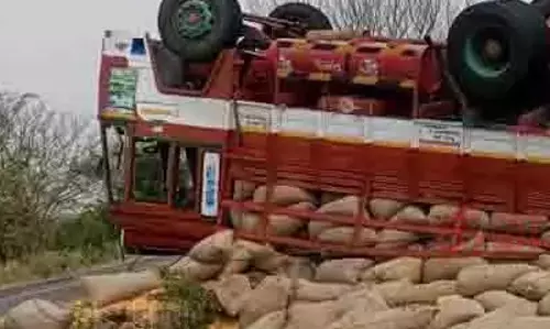 லாரி கவிழ்ந்து விபத்து