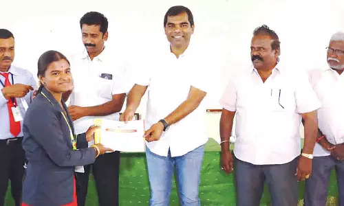 முத்தூர் கருப்பண்ணன் மாரியப்பன் கல்லூரியில் மாணவர்களுக்கு விருது வழங்கும் விழா