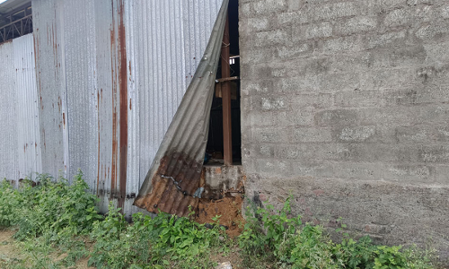 திண்டிவனம் அருகே கார் ஓர்க்ஷாப்பில் ரூ.1.75 லட்சம் கொள்ளை:நாட்டு வெடிகளை வைத்து சென்ற கொள்ளையர்கள்