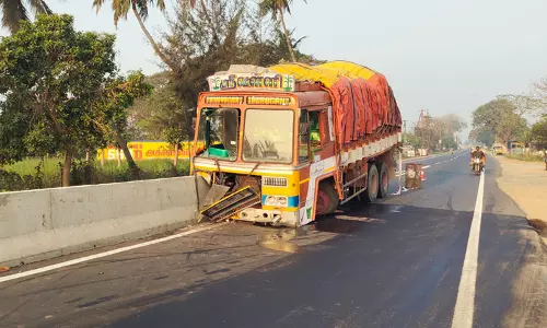 கடலூர் அருகே சாலையின் நடுவில் சிமெண்ட் தடுப்பு  கட்டையில் லாரி மோதியது: டிரைவர் படுகாயம்