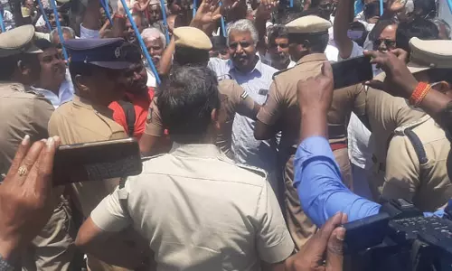 கோவையில் இன்று கவர்னருக்கு கருப்பு கொடி காட்ட முயன்ற மார்க்சிஸ்டு கம்யூனிஸ்டு கட்சியினர் 50 பேர் கைது