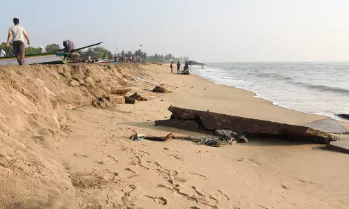 அடிக்கடி மாற்றம் ஏற்படுகிறது:  கடற்கரை பகுதியில் கடல் முன்னோக்கி வருவதால் பொதுமக்கள் பீதி