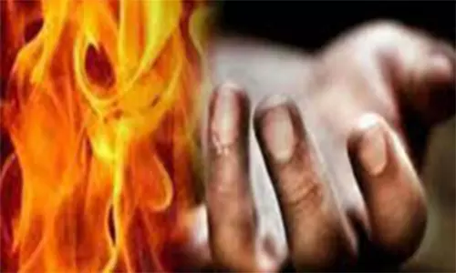 பெண் மீது மண்ணெண்ெணய் ஊற்றி தீ வைப்பு