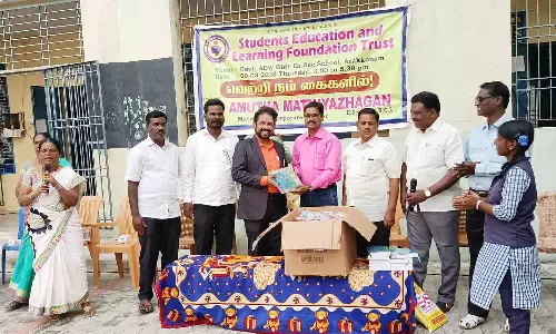 அரசு பொதுத் தேர்வு எழுதும் மாணவிகளுக்கு உபகரணங்கள்