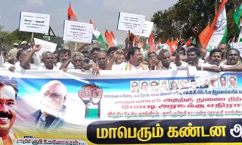 நாங்குநேரி தாலுகா அலுவலகம் அருகே ரூபி மனோகரன் எம்.எல்.ஏ. தலைமையில் காங்கிரஸ் கட்சியினர் ஆர்ப்பாட்டம்- 2 ஆயிரம் பேர் பங்கேற்பு