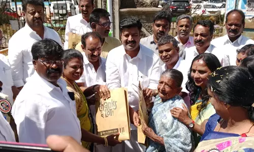 ஊட்டியில் அ.தி.மு.க சார்பில் ஏழை மக்களுக்கு வேட்டி-சேலை