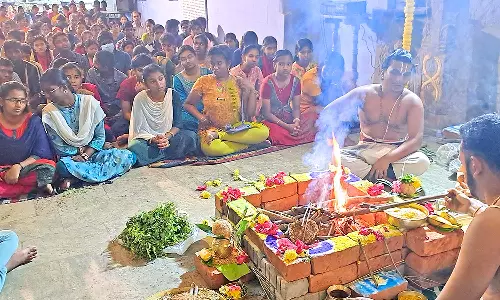 அரசு பொதுத்தேர்வு எழுதும்  மாணவ-மாணவிகள் அதிக மதிப்பெண் பெறவேண்டி பாளை கோவிலில் வித்யா சரஸ்வதி ஹோமம்