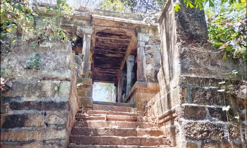 திருவட்டார் கோவில் கிழக்கு வாசலில் ஆபத்தான கல்மண்டபம்: பழமை மாறாமல் சீரமைக்க கோரிக்கை