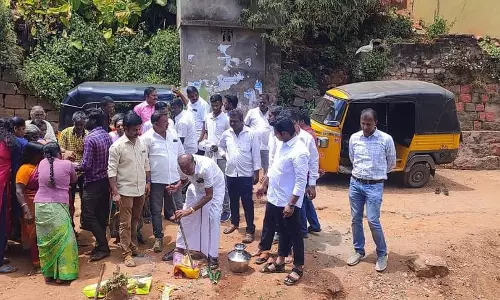 குன்னூர் 12-வது வார்டில் தடுப்பு சுவர்-கழிவுநீர் கால்வாய் அமைக்கும் பணிக்கு பூமி பூஜை