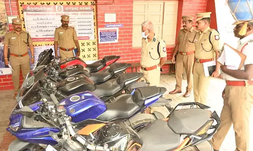 நெல்லையில் ஹெல்மெட்டில் காமிரா பொருத்தி  மோட்டார் சைக்கிள் சாகசம் செய்த வாலிபர்கள் - சமூக வலைதளத்தில் வீடியோ பதிவிட்டதால் சிக்கினர்