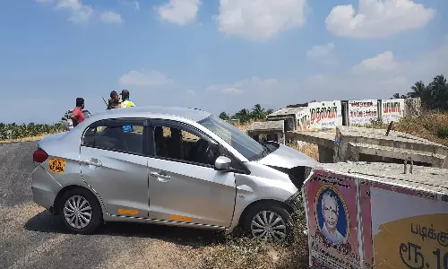 கொட்டாரம் அருகே தடுப்புச்சுவர் மீது மோதிய கார் - டிரைவர் படுகாயம்