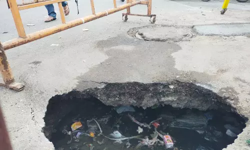 தருமபுரி பேருந்து நிலைய சாலையில் திடீர் பள்ளம்