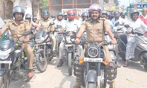 ஹெல்மெட் அணிவதன் அவசியம் குறித்த விழிப்புணர்வு பேரணி