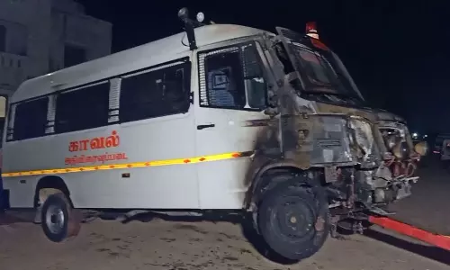 நெய்வேலி அருகே போலீஸ் வேன் தீப்பிடித்து எரிந்தது