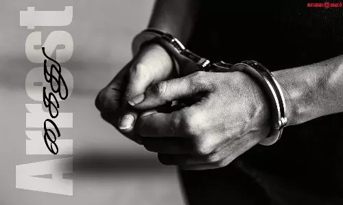 பொதுமக்களை மிரட்டி பணம் பறித்த 2 ரவுடிகள் கைது