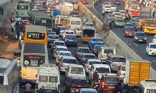 ஸ்தம்பித்தது பெருங்களத்தூர்- போக்குவரத்து நெரிசலில் சிக்கி பொதுமக்கள் கடும் அவதி
