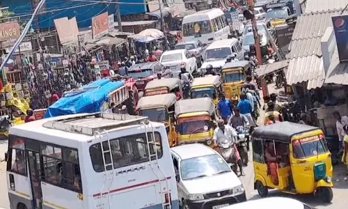 பெரியபாளையத்தில் கடும் போக்குவரத்து நெரிசல்- ஆக்கிரமிப்புகளை அகற்ற பொது மக்கள் கோரிக்கை