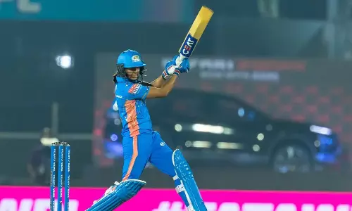 ஹர்மன்பிரீத் கவுர், நட் சீவர் அபாரம் - தொடர்ச்சியாக 4வது வெற்றியை பதிவு செய்தது மும்பை அணி