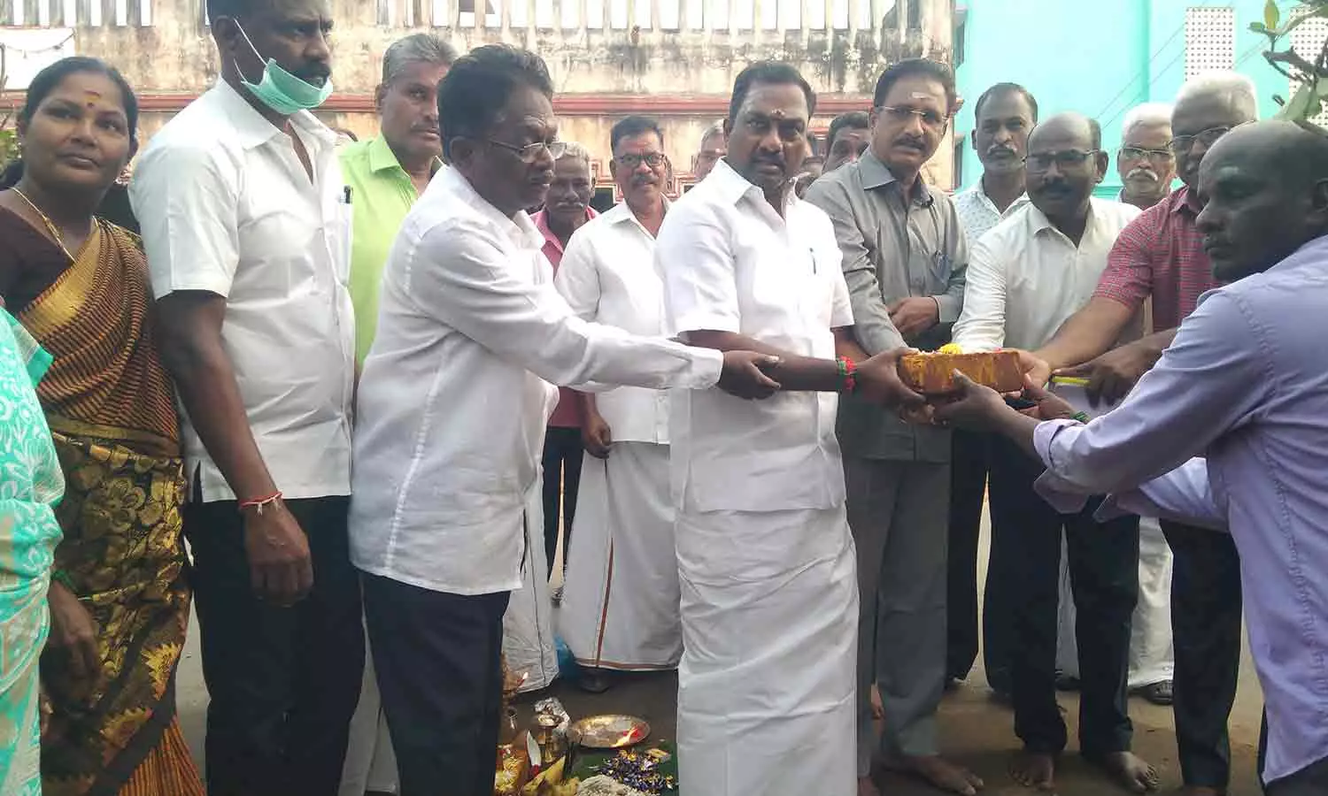கழிவுநீர் வாய்கால் அமைக்க பூமி பூஜை-அங்காளன் எம்.எல்.ஏ. ெதாடங்கி வைத்தார் கழிவுநீர் வாய்கால் அமைக்க பூமி பூஜை-அங்காளன் எம்.எல்.ஏ. ெதாடங்கி வைத்தார்