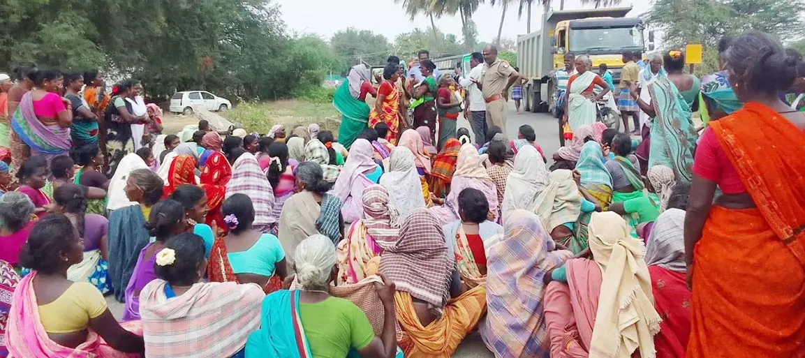 டாஸ்மாக் கடையை அகற்றகோரி கிராம மக்கள் சாலை மறியல்