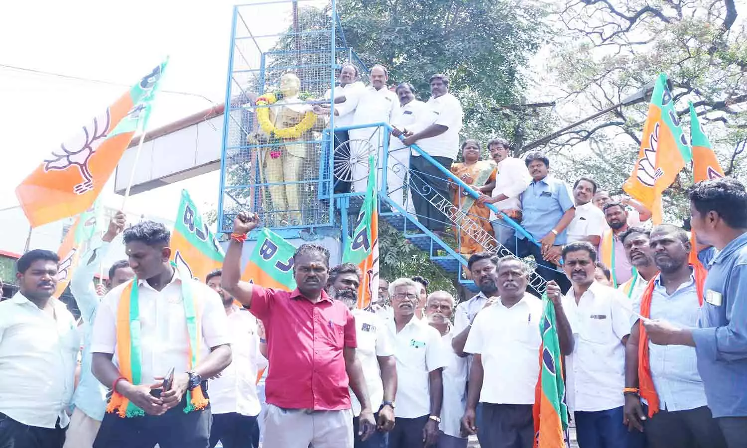 அம்பேத்கர் சிலையிடம் மனு அளித்த பா.ஜ.க.வினர் | Vellore News BJP petitioners  at Ambedkar statue