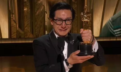 ஆஸ்கார் விருது வழங்கும் விழா - சிறந்த துணை நடிகர் விருது பெற்றார் கி ஹூ குவான்