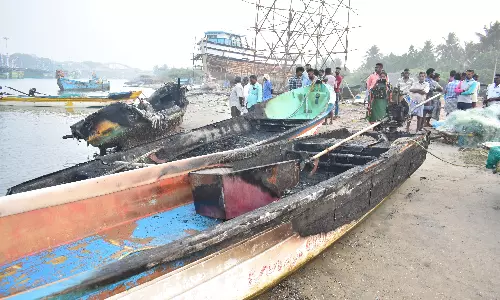 கடலூர் அருகே 8 பைபர் படகுகளுக்கு தீ வைப்பு- மீன்பிடி வலைகளும் எரிந்து சேதம்