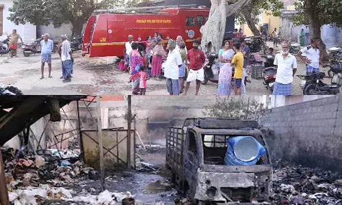 திருப்பூரில் பனியன் வேஸ்ட் குடோனில் பயங்கர தீ விபத்து - 2 லோடு ஆட்டோக்கள் எரிந்து நாசம்