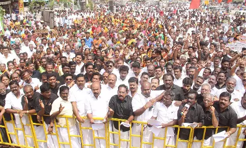 எடப்பாடி பழனிசாமி மீது வழக்குப்பதிவு: மதுரையில் அ.தி.மு.க.வினர் கண்டன ஆர்ப்பாட்டம்