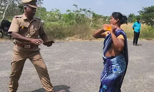 கடலூர் கலெக்டர் அலுவலகத்தில் பெட்ரோல் ஊற்றி பெண் தீக்குளிக்க முயன்றதால் பரபரப்பு