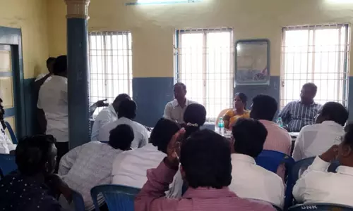 மாமல்லபுரம் அருகே கோவில் நிலத்தில் சுற்றுச்சுவர் அமைக்க எதிர்ப்பு- மீனவர்களிடம் கருத்து கேட்பு கூட்டம்