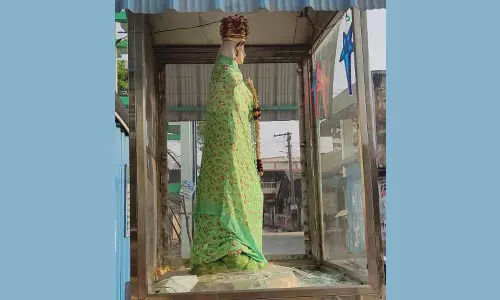 பூண்டி பஸ் நிலையத்தில் மாதா சிலை கண்ணாடி உடைப்பு