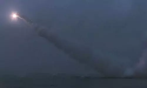 நீர்மூழ்கி கப்பலில் இருந்து ஏவுகணைகளை ஏவி வடகொரியா சோதனை