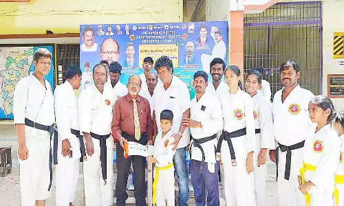 கராத்தே பயிற்சி பெற்ற மாணவ, மாணவிகளுக்கு சான்றிதழ்