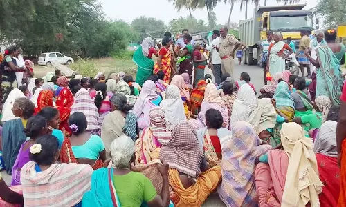 டாஸ்மாக் கடையை அகற்றகோரி கிராம மக்கள் சாலை மறியல்