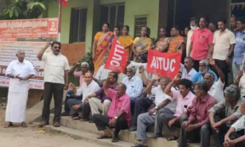 நிலுவை சம்பளம் வழங்க கோரி பாசிக் ஊழியர்கள் முற்றுகை