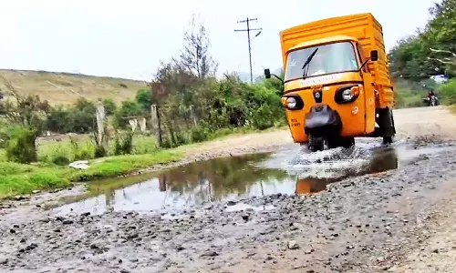 மணிமுத்தாறில் சேதமடைந்து காணப்படும் சாலையை சரி செய்ய சமூக ஆர்வலர்கள் கோரிக்கை