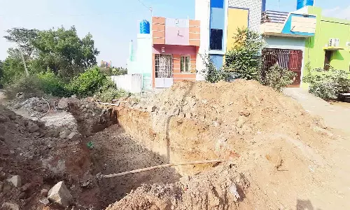 சாலை நடுவே தோண்டப்பட்டுள்ள பள்ளத்தால் பொதுமக்கள் அவதி