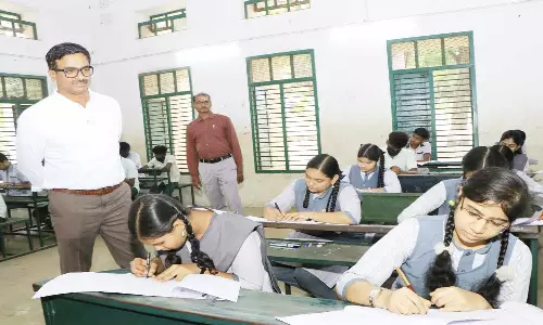 திருவண்ணாமலை, வேலூர் ஒருங்கிணைந்த மாவட்டத்தில் 75,135 மாணவர்கள் பிளஸ்-2 தேர்வு எழுதினர்