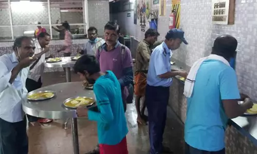 அம்மா உணவக இட்லி, சப்பாத்தி தெருவோர கடைகளுக்கு விற்பனை?