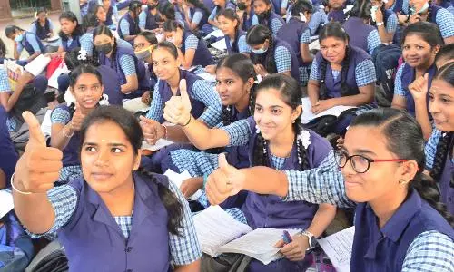 கோவையில் பிளஸ்-2 தேர்வை ஆர்வத்துடன் எழுதிய மாணவ- மாணவிகள்